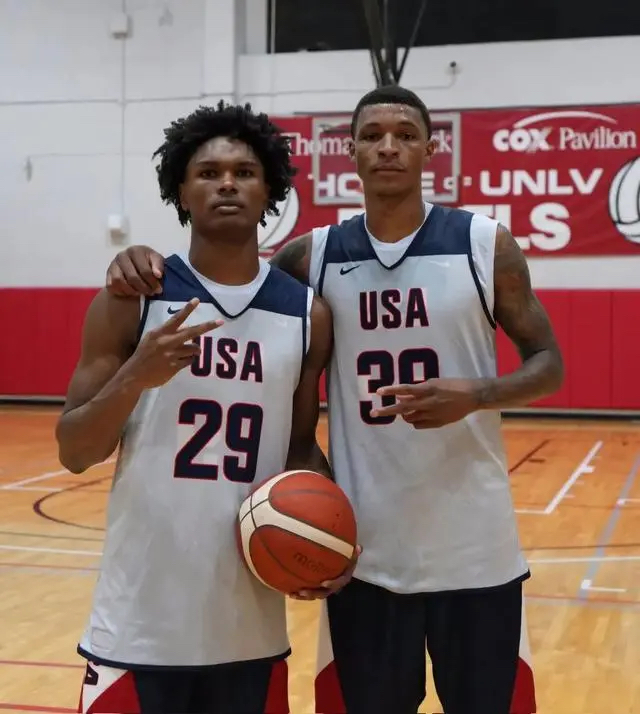 一支NBA球队在比赛中迎来一位年轻球员的亮相