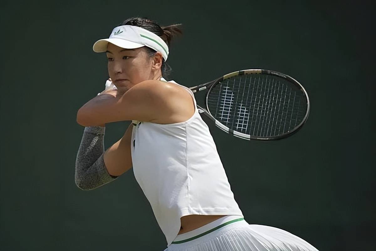 关于瑞士女子网球选手成功逆转晋级次轮的信息