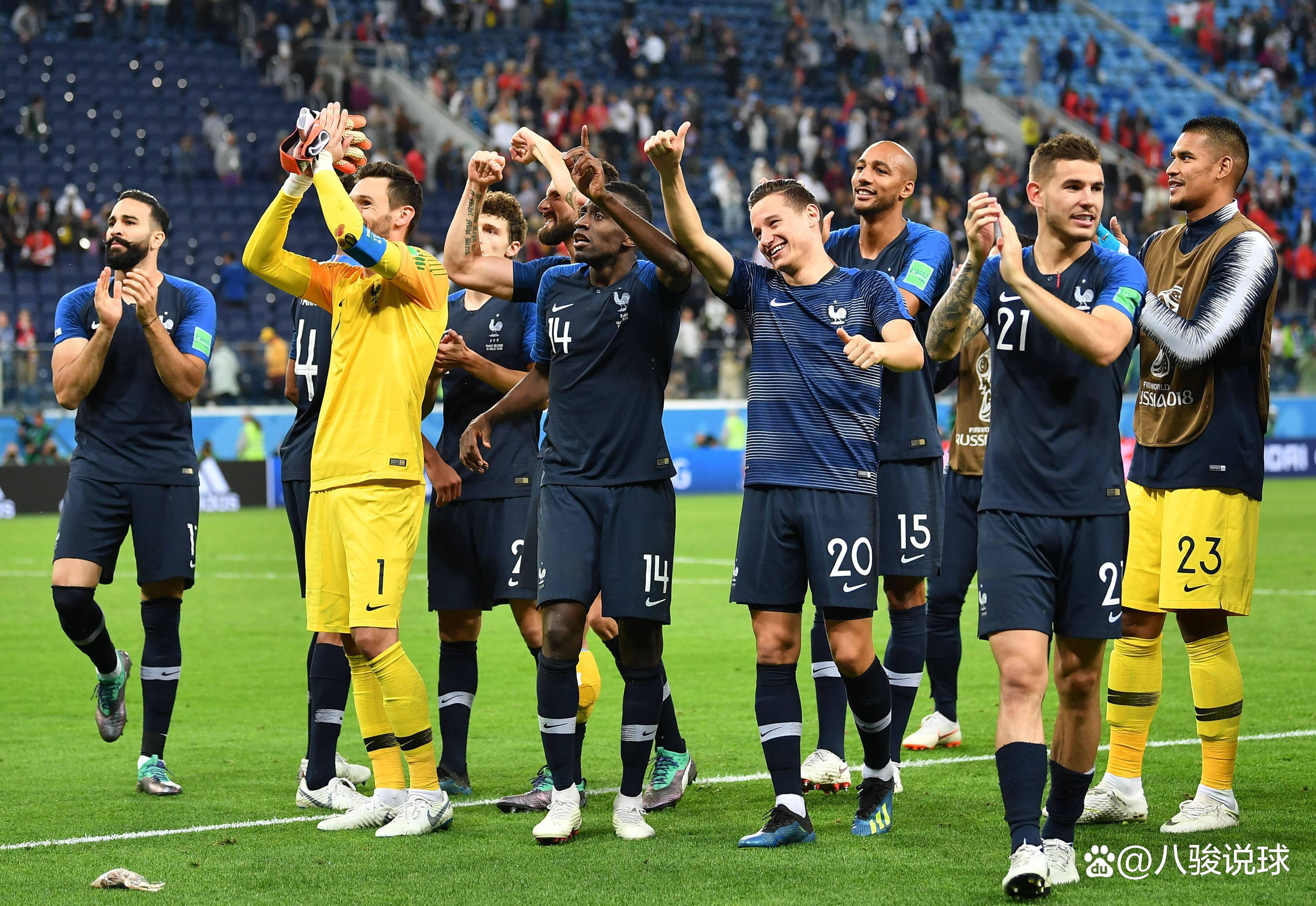 球赛中球员们全力以赴争夺胜利 球赛中球员们全力以赴争夺胜利