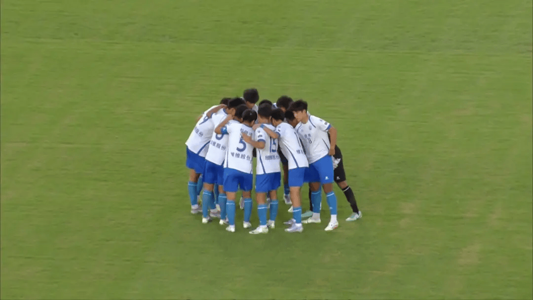 足球赛事频繁举行,球员们全力以赴 足球赛事频繁举行,球员们全力以赴