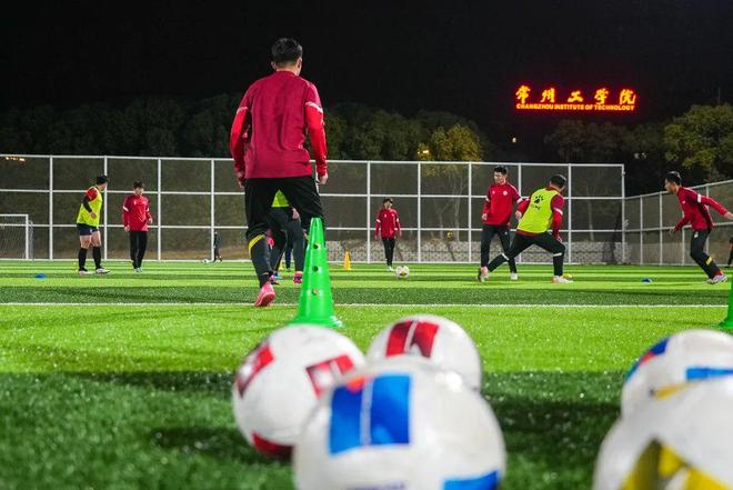 足球赛事频繁举行,球员们全力以赴 足球赛事频繁举行,球员们全力以赴