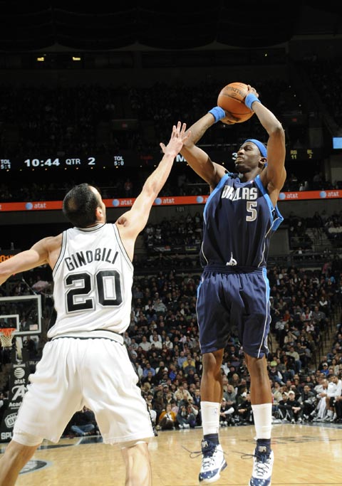 小牛主场战胜马刺壮腰 小牛主场战胜马刺壮腰