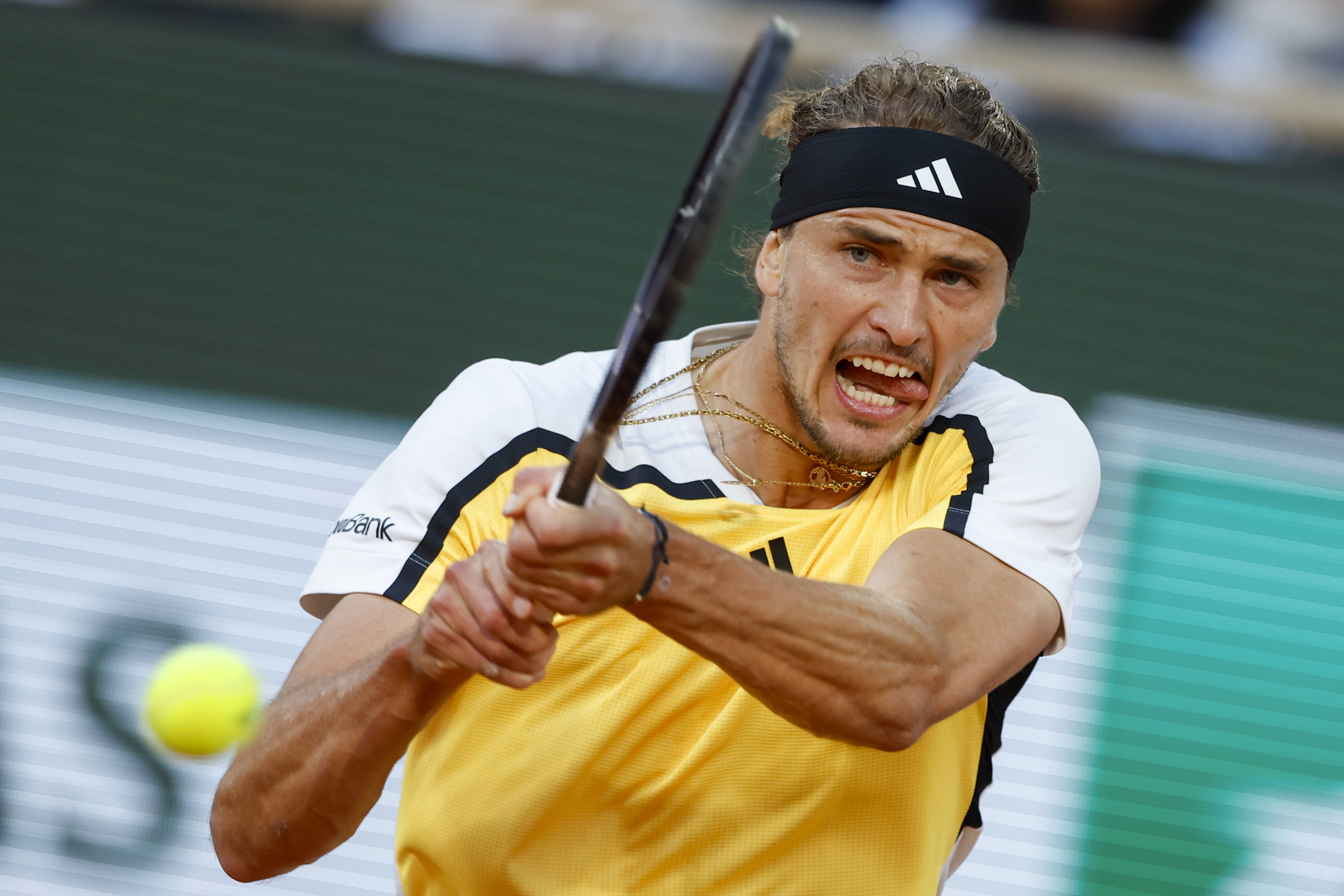 包含英国网球队力克世界网球队，兹维列夫爆发神勇的词条