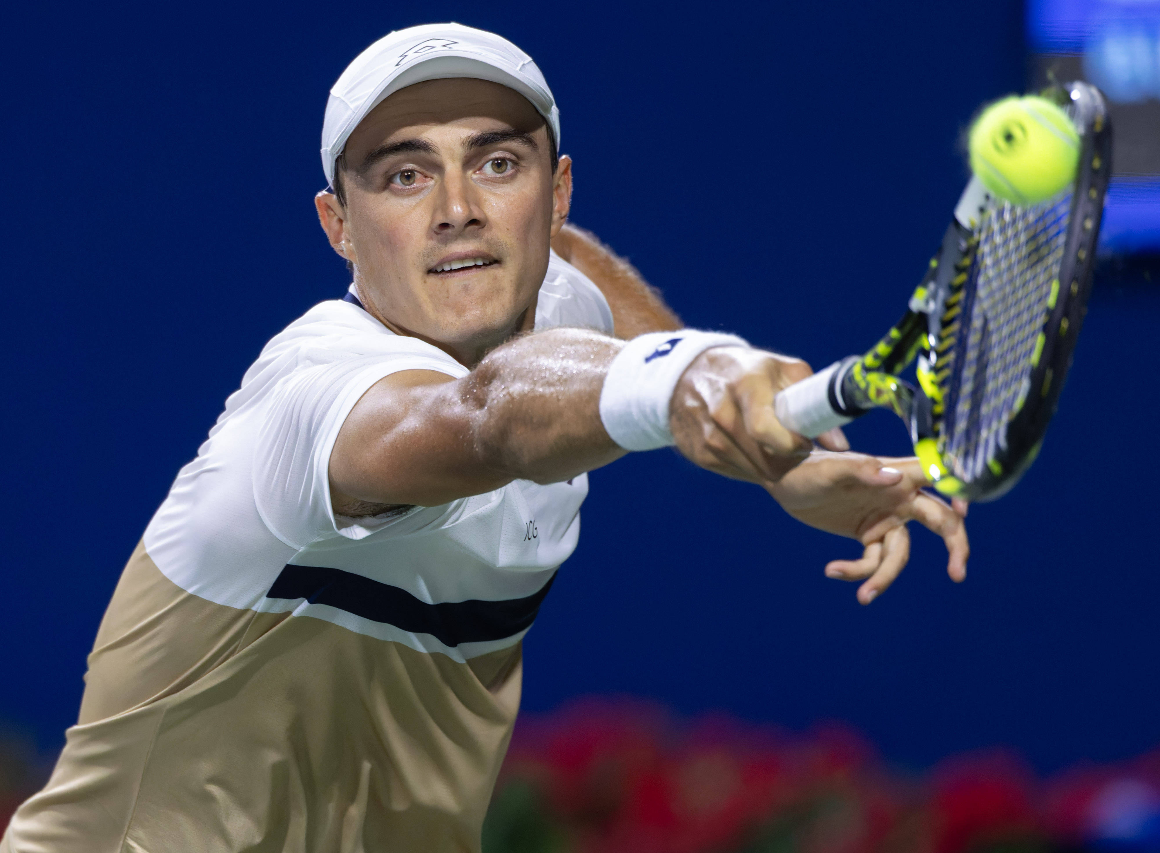 包含英国网球队力克世界网球队，兹维列夫爆发神勇的词条