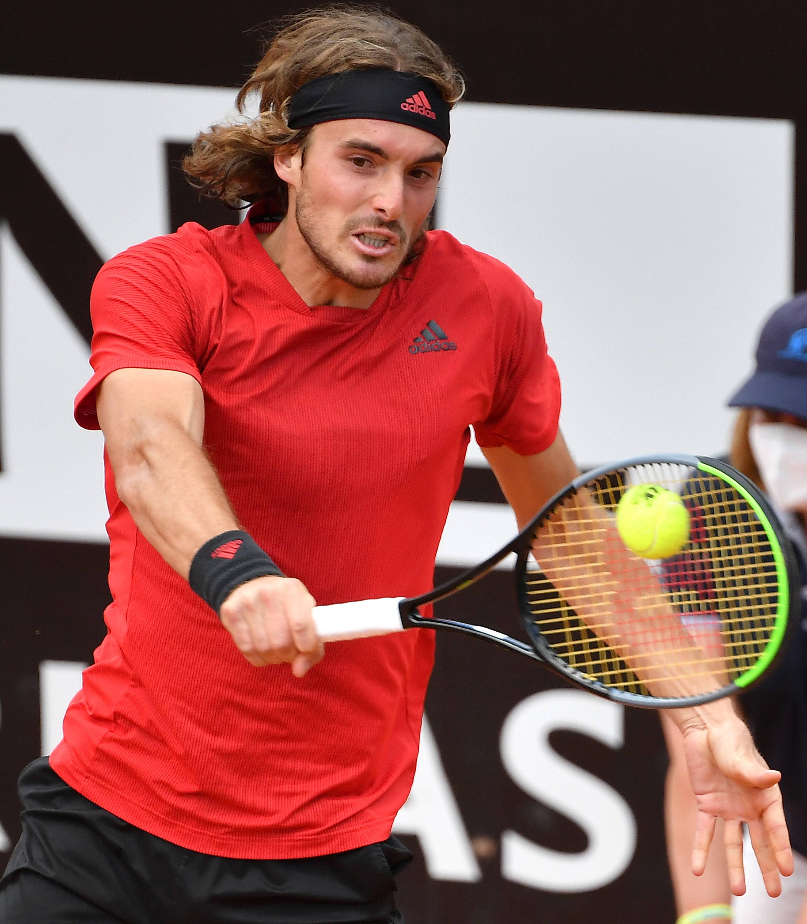 包含澳大利亚网球队完胜德国网球队，西西帕斯完成帽子戏法的词条