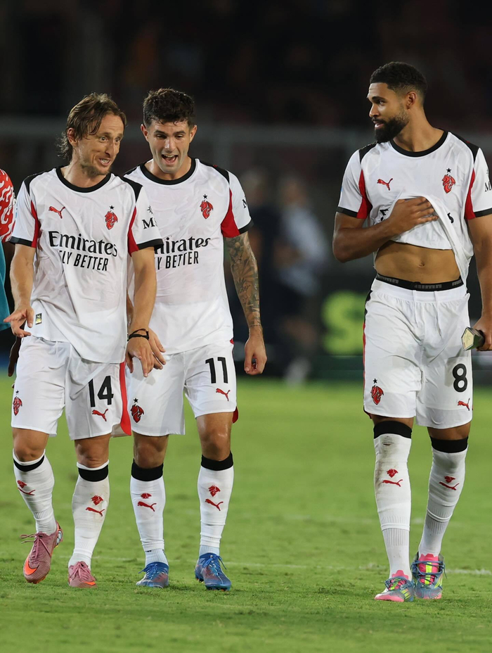 中国险胜AC米兰,莫德里奇点燃赛场 中国险胜AC米兰,莫德里奇点燃赛场