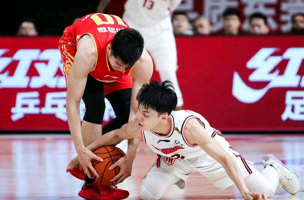 江苏队碾压深圳队,易建联带队取胜 江苏队碾压深圳队,易建联带队取胜