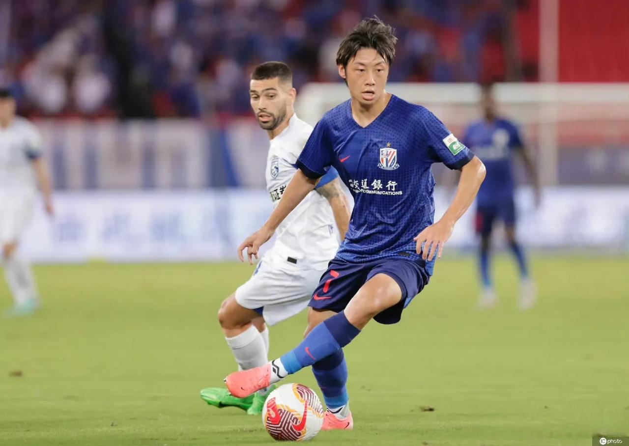 足球联赛角逐激烈,胜负难以预料 足球联赛角逐激烈,胜负难以预料