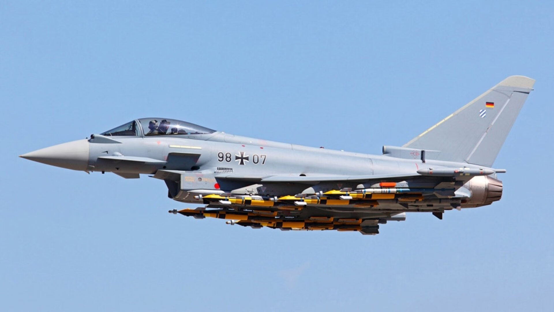 欧战之夜的双重奏，团队铁血与个人神迹的绿茵交响