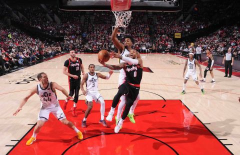 辽宁队对阵爵士，利拉德防守端锁死对手